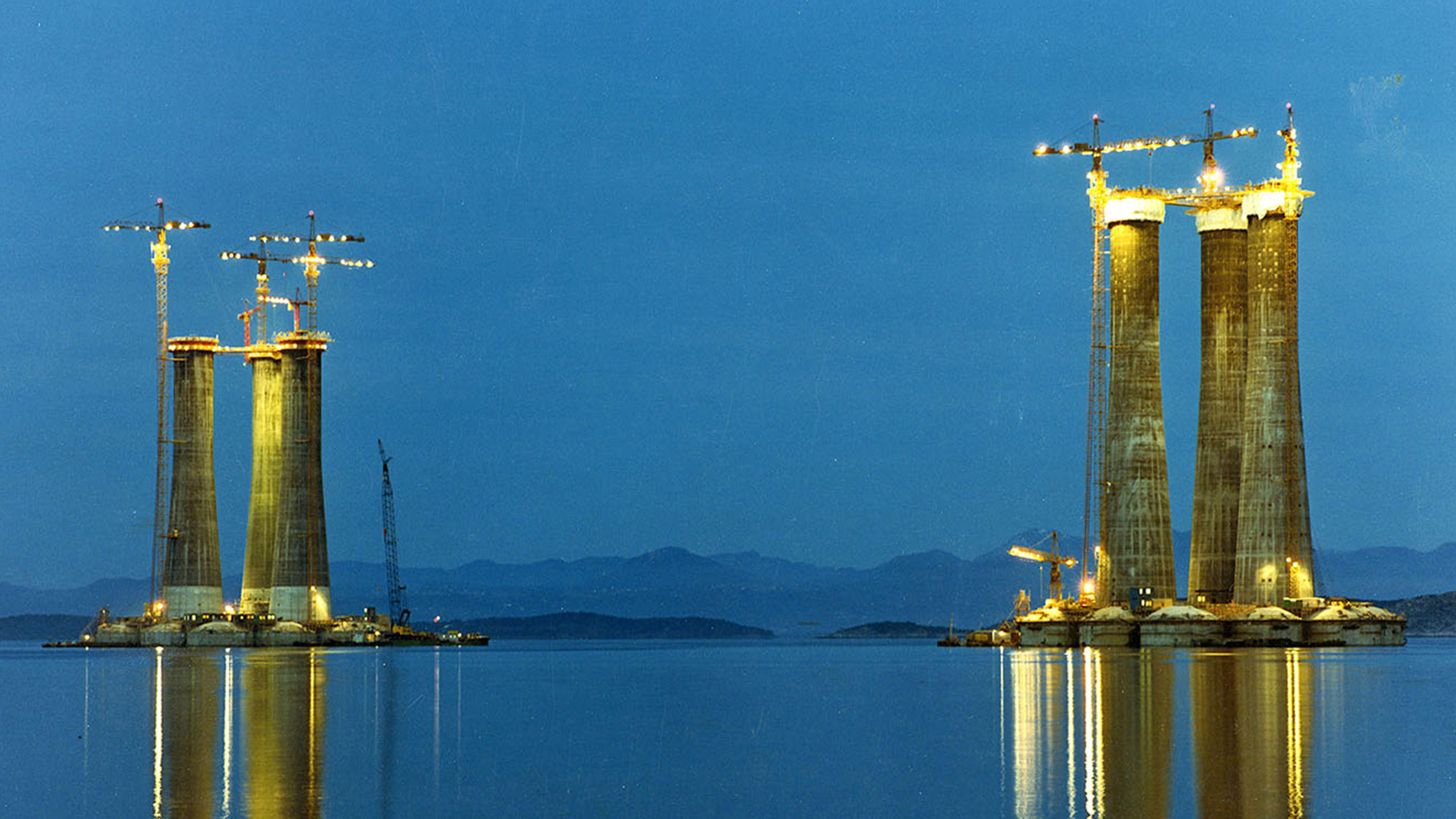 Bilde av betongunderstellet til Statfjord A og Brent B under bygging i Jåttåvågen utenfor Stavanger på 1970-tallet.