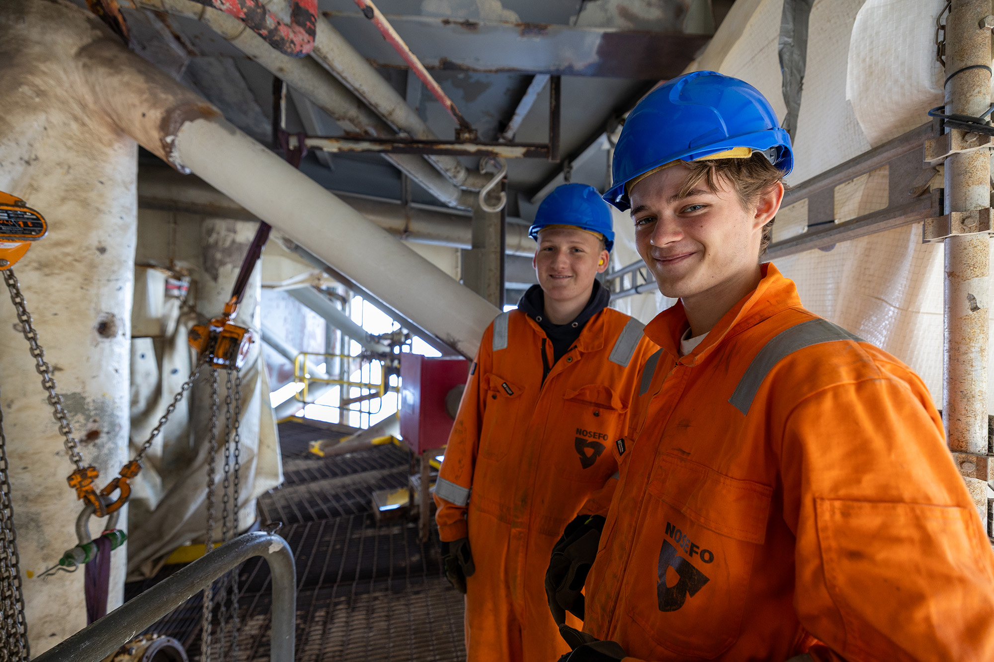 Foto av to ungdommer