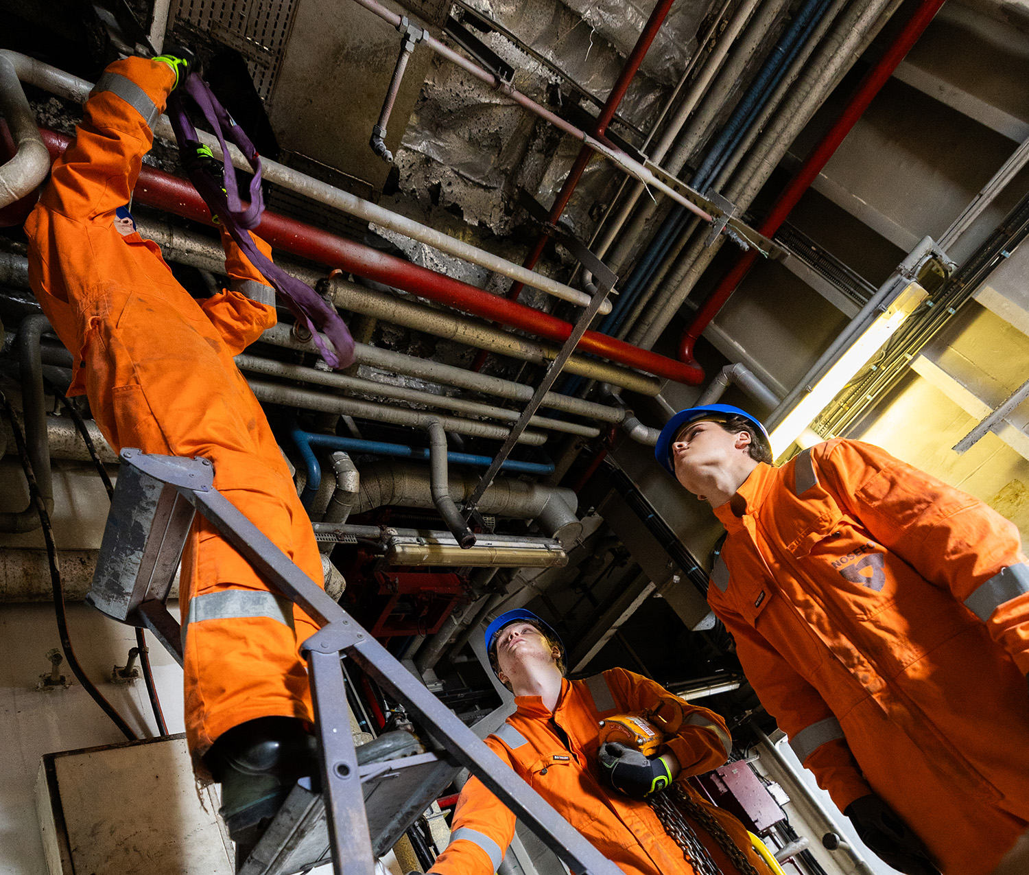 Foto av ungdommer som jobber med løfting av utstyr