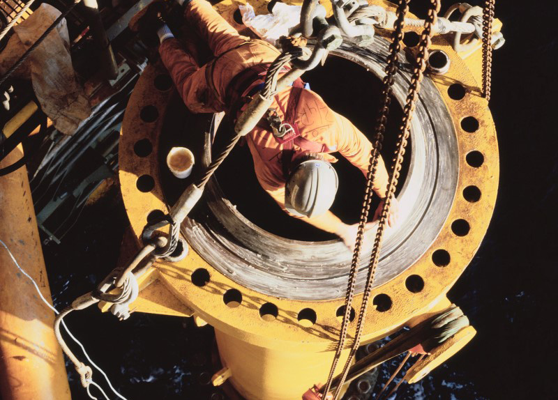 Jacking up the Ekofisk 2/4 R riser platform in 1987. Raising this and other facilities was a key technological achievement in the field’s history.