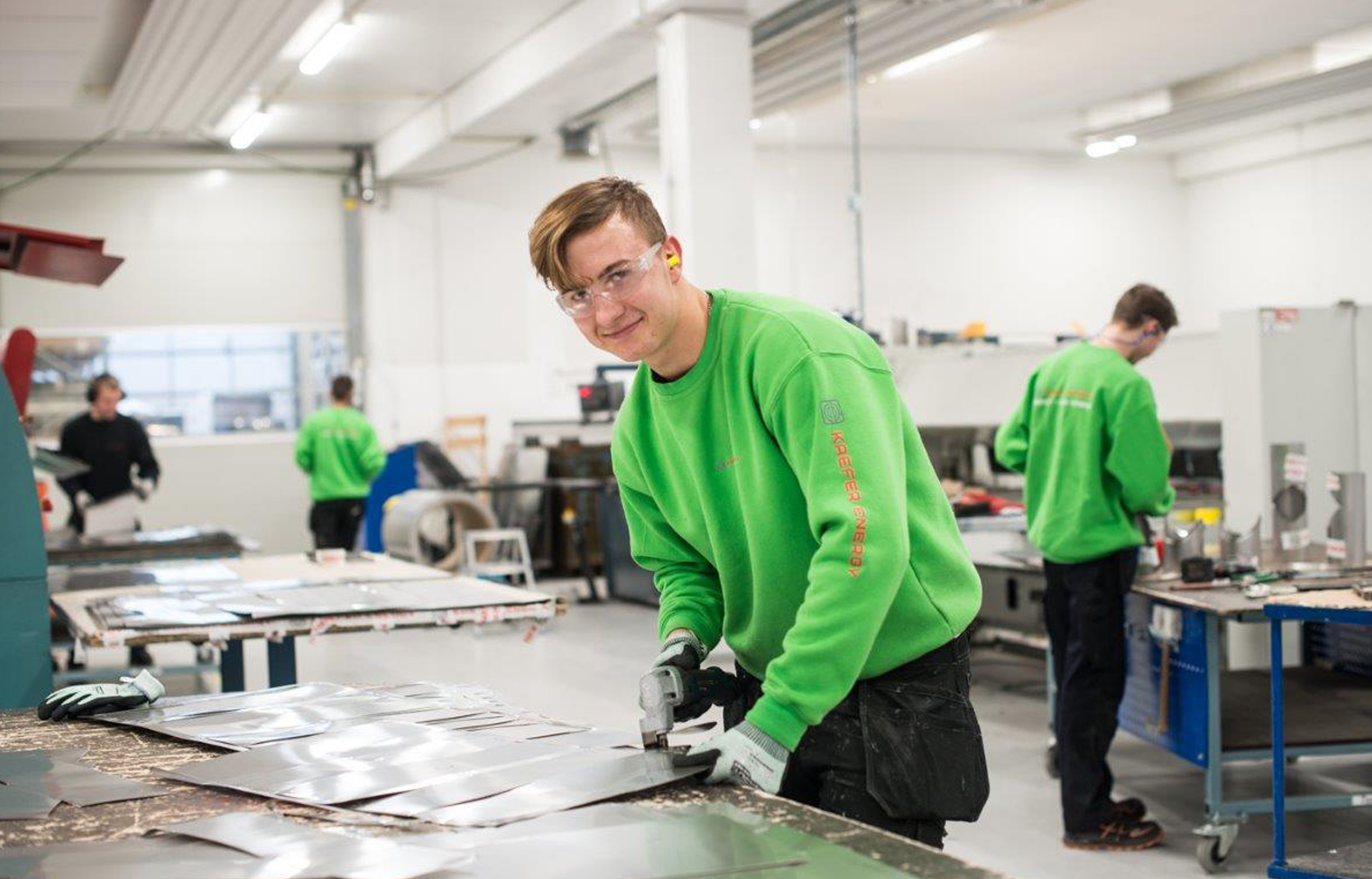 Picture of Imiołek Szymon in the workshop hall at Kaefer