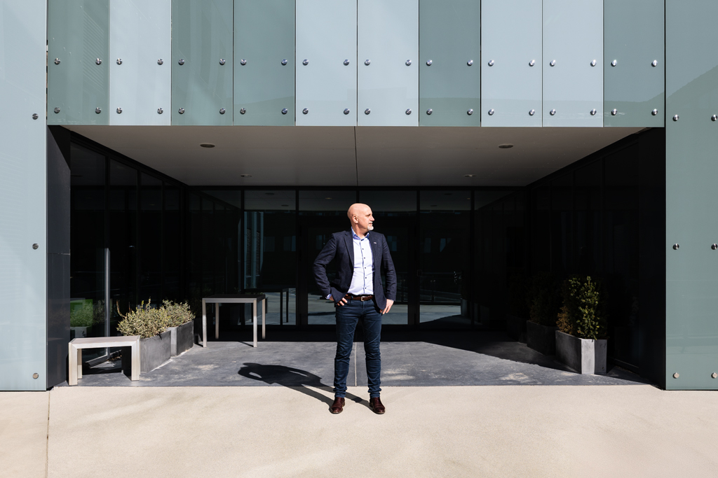 Foto av Sigve Knudsen utenfor Havtil-bygget