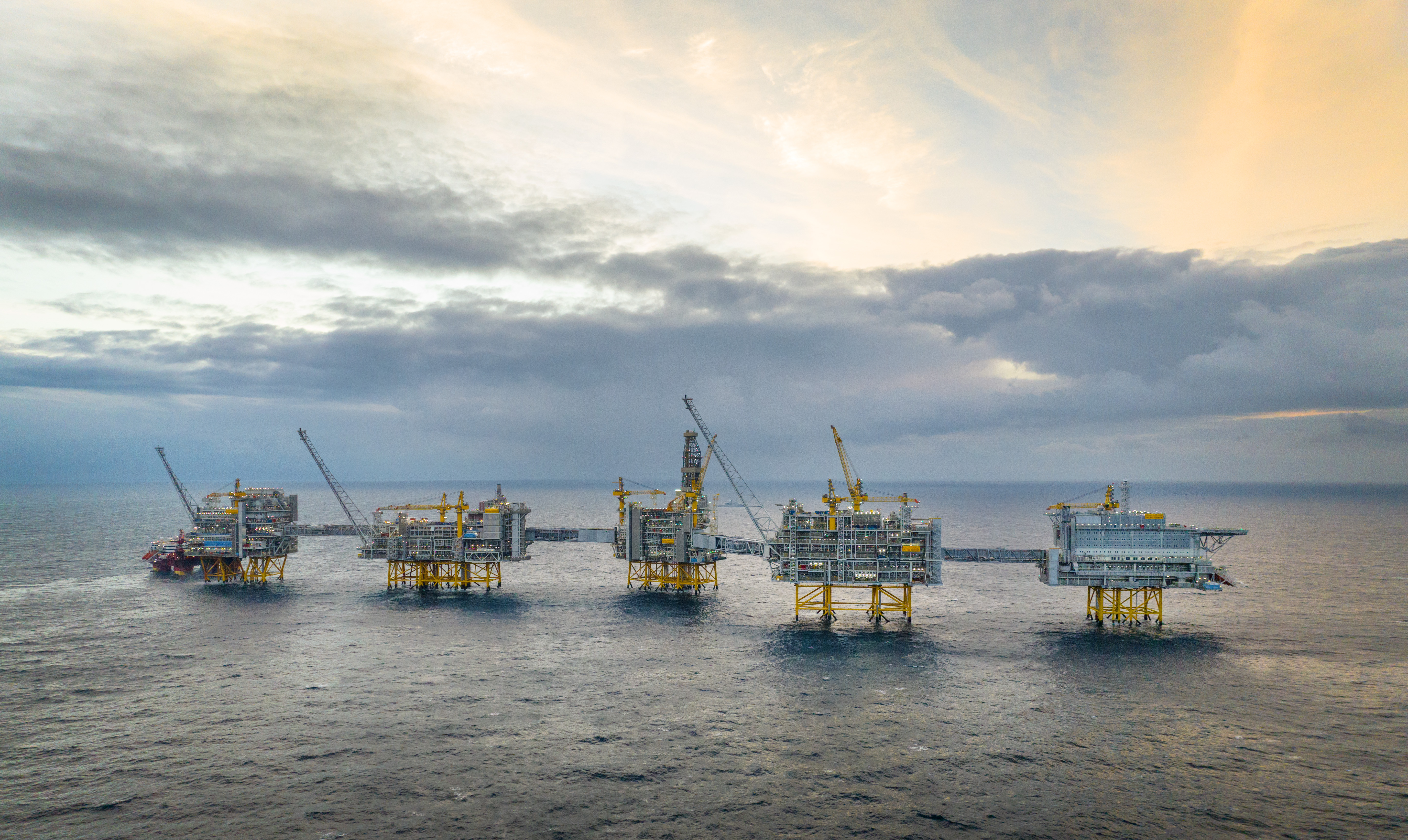 Innretningene på Johan Sverdrup-feltet i Nordsjøen står på store stålunderstell som er festet til havbunnen med kraftige pæler. Havdypet i området er 110-120 meter.
