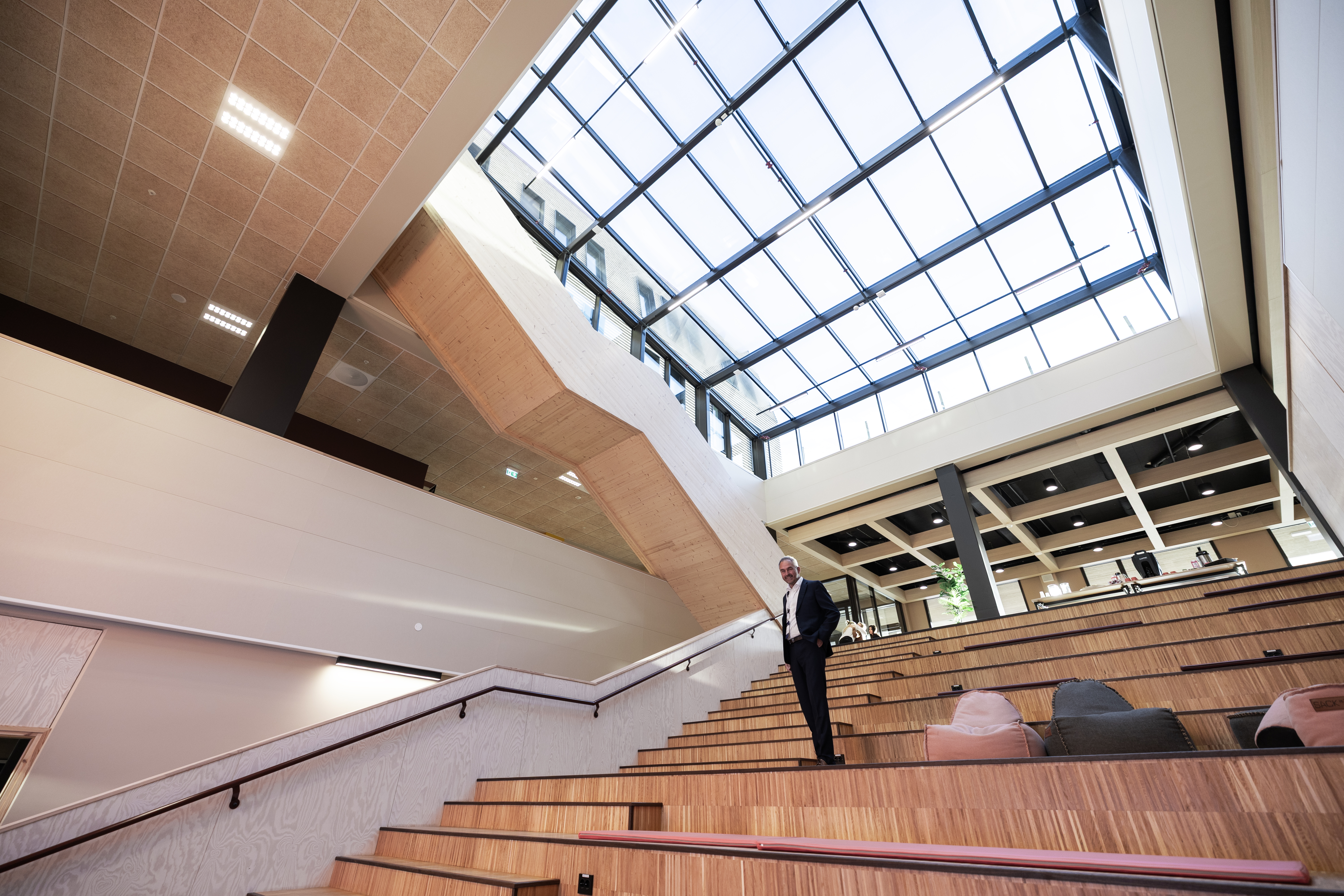 Bilde av Rune Volla som står i en trapp på UiS