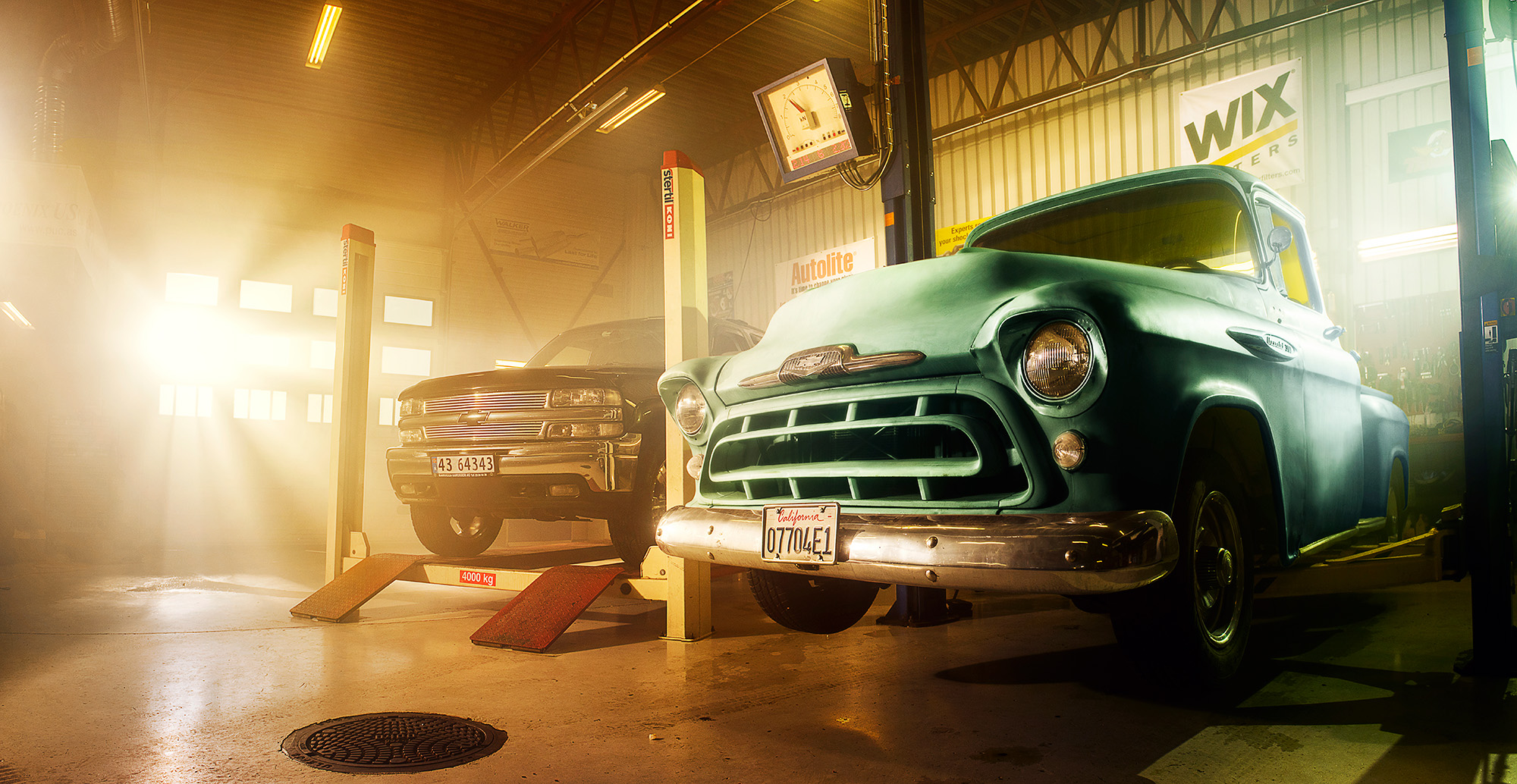 Foto av to biler , en ny bil og en veteranbil