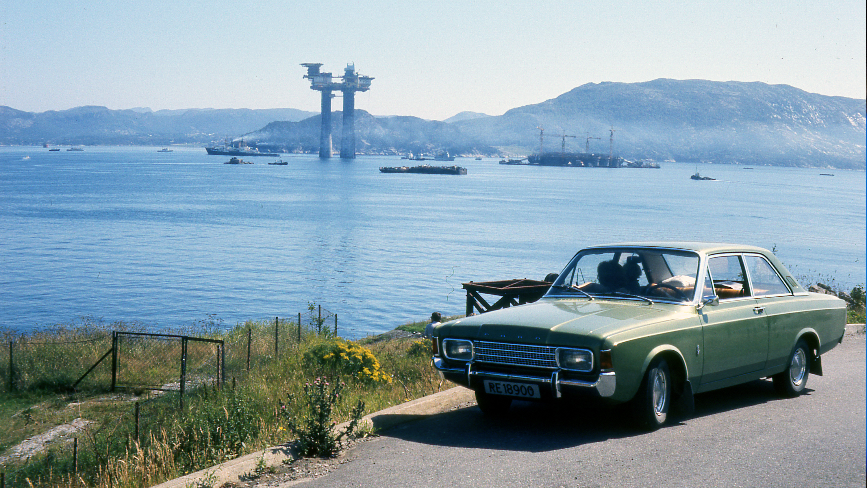 Bildet er fra midten av 1970-tallet og viser plattformer under bygging i Gandsfjorden ved Stavanger