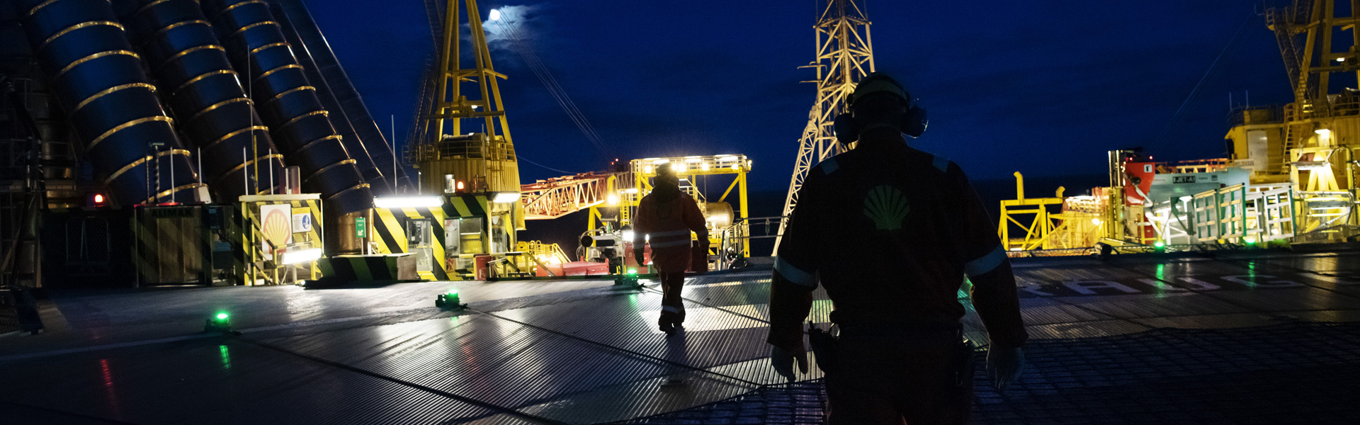 Foto av arbeidere på dekk, nattestid
