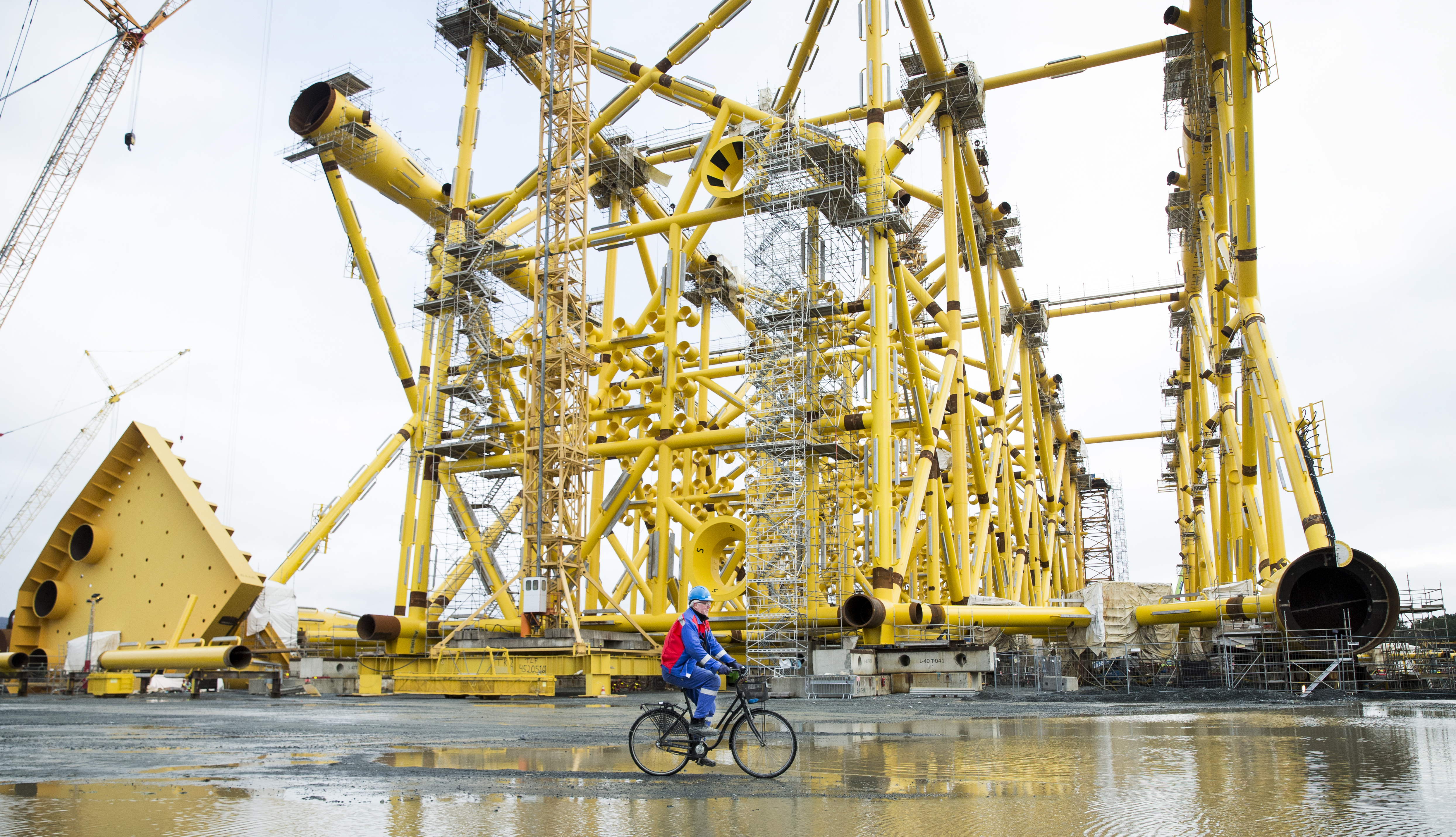 Steel jacket under construction at Aker Verdal in Trøndelag.