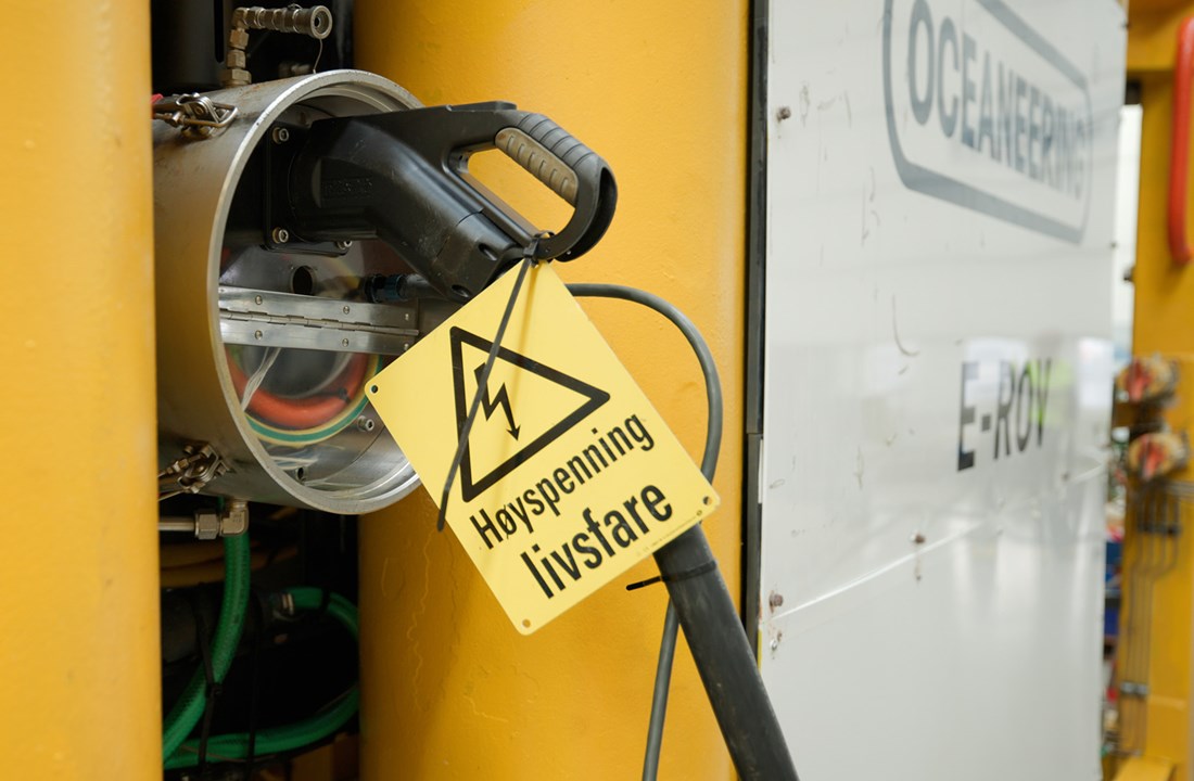 Foto av høyspenning skilt